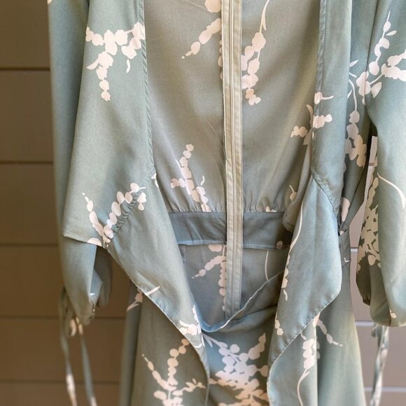 Women's A-Line Flowy Swing Floral Print Flared V Neck Wrap Dress, Size Large - Picture 5 of 6